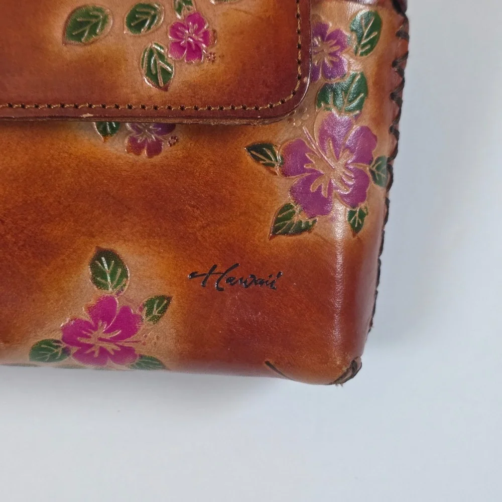 VTG Genuine Leather Clutch Zip Wallet Engraved Zip Closure‎ Floral Hawaii